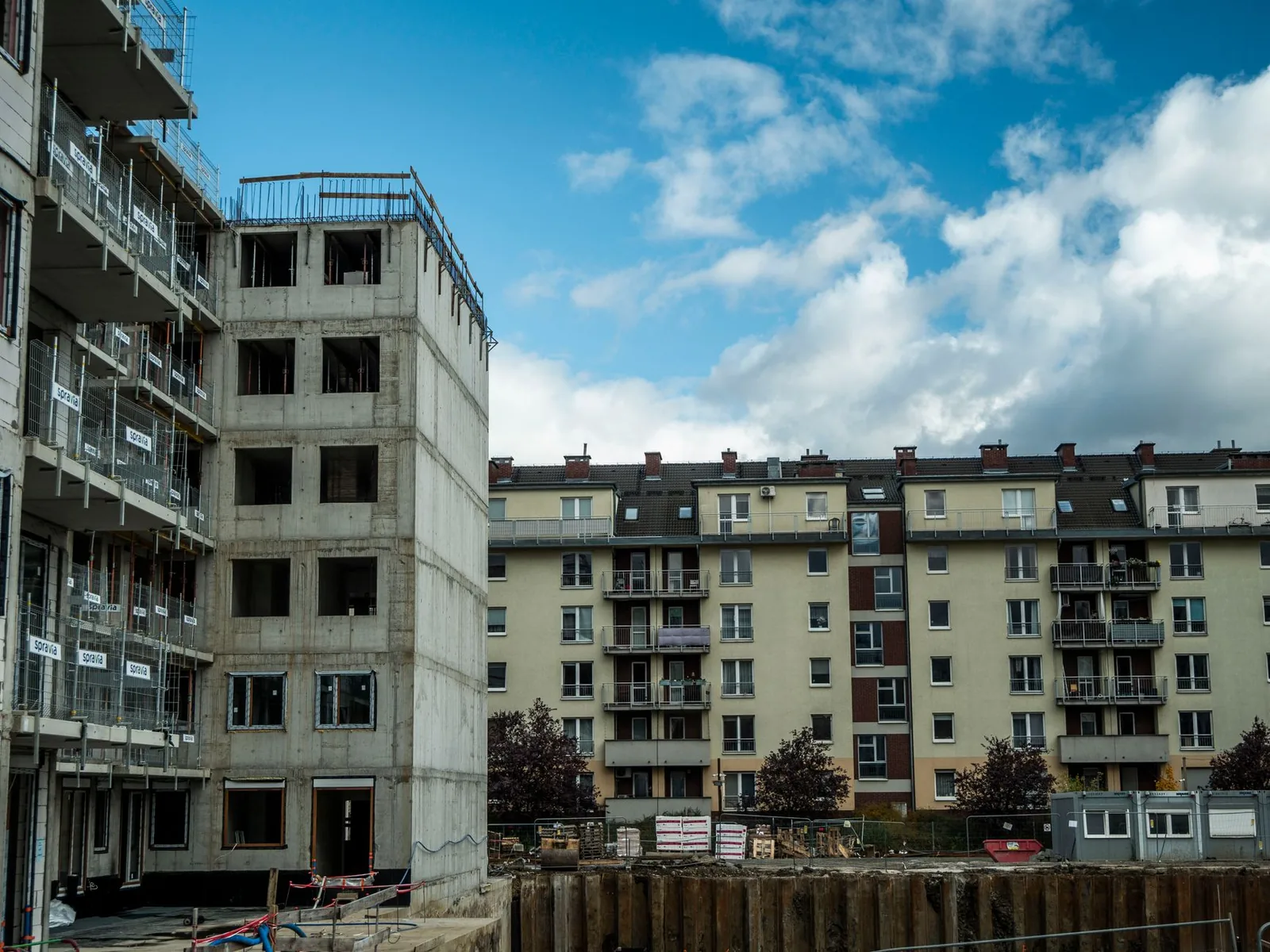 Apartment construction project in Delhi NCR