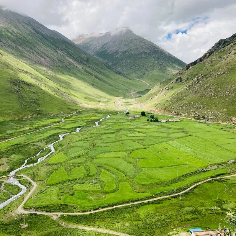 Broad green valley and river along the Har Ki Dun trail