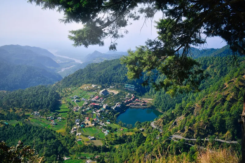 Hill-station town beside a lake framed by mountains